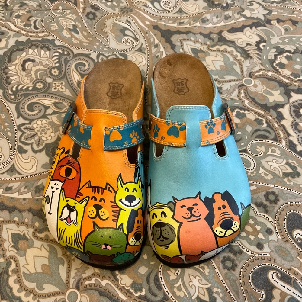 New GOBY Poppy and Cat Clogs Sz 35 US 5